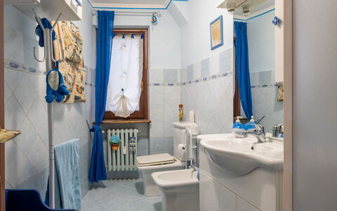 Hedelweiss House: Spejl, Ejendom, Fotografi, Tap, Håndvask, Sanitærarmatur, Blå, Purple, Azure, Badeværelse