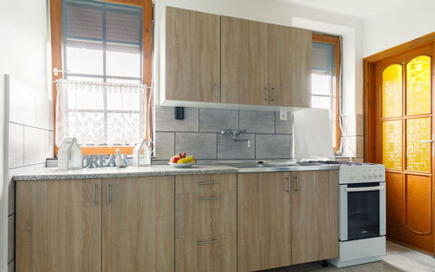 Nimrod: Cabinetry, Tap, Countertop, Køkkenvask, Bygning, Håndvask, Vindue, Køkken, Træ, Komfur