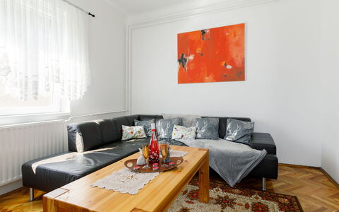 Pioneer: Couch, Bord, Ejendom, Møbel, Komfort, Bygning, Træ, Orange, Textile, Indretning