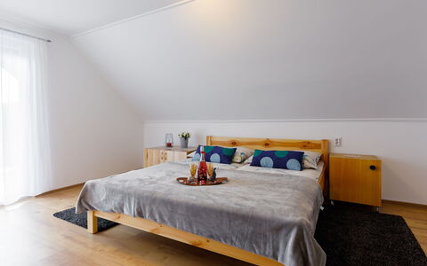 Pioneer: Møbel, Bygning, Komfort, Træ, Indretning, Gul, Hus, Gulvbelægning, Etage, Hårdttræ