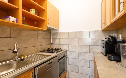 Pioneer: Brun, Cabinetry, Countertop, Ejendom, Køkkenvask, Håndvask, Køkken, Bygning, Komfur, Træ