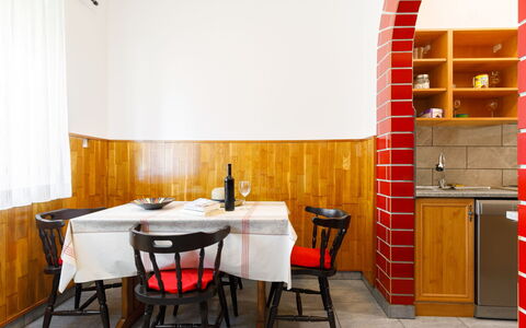 Pioneer: Møbel, Bord, Ejendom, Træ, Orange, Cabinetry, Indretning, Bygning, Gulvbelægning