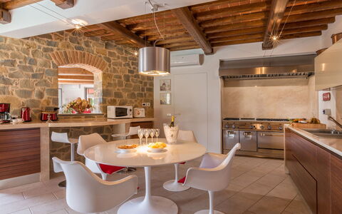 Villa Vico: Bord, Countertop, Møbel, Ejendom, Cabinetry, Stol, Køkken, Træ, Belysning, Indretning
