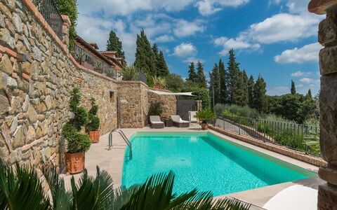 Villa Vico: Vand, Sky, Himmel, Plante, Svømmepøl, Azure, Træ, Naturlige Landskab, Græs, Bygning