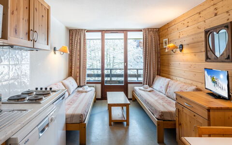 Morillon 604: Møbel, Ejendom, Cabinetry, Spejl, Vindue, Belysning, Træ, Indretning, Arkitektur, Skuffe