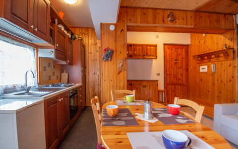 La Collina: Cabinetry, Ejendom, Møbel, Bord, Træ, Køkken, Orange, Bordservice, Indretning, Stol