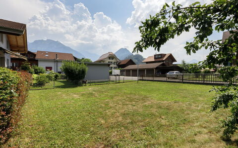 Chalet Dori: Græs, Bygning, Hus, Boligområde, Hjem, Tag, Landdistrikt, Landskab, Land Lot