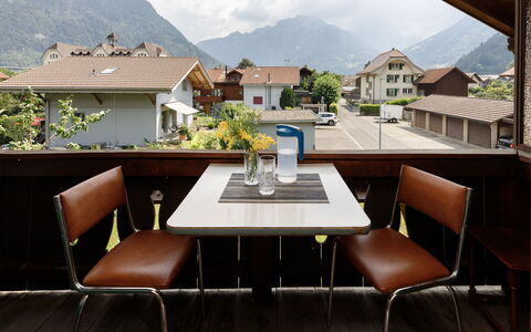 Chalet Dori: Møbel, Bord, Stol, Bjergkæde, Udendørs Møbler, Restaurant, Udendørs Bord, Altan, Stueplante, Køkken & Spisebord