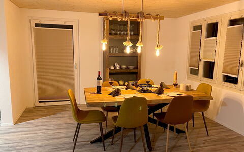 Chalet Dori: Bord, Møbel, Stol, Træ, Bygning, Orange, Køkken & Spisebord, Skygge, Indretning, Couch