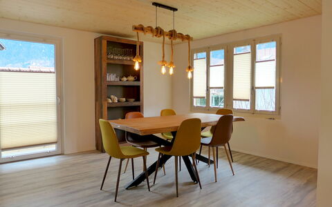 Chalet Dori: Møbel, Ejendom, Vindue, Stol, Bord, Træ, Window Blind, Skygge, Indretning, Hal