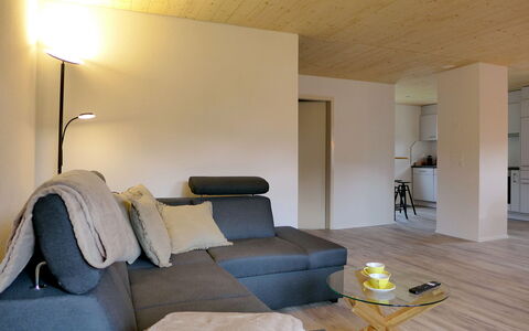 Chalet Dori: Møbel, Ejendom, Komfort, Couch, Bord, Bygning, Belysning, Træ, Skygge, Indretning