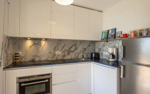 La Grande Côte Bis: Cabinetry, Ejendom, Countertop, Køkken Apparat, Køkken, Komfur, Husholdningsapparat, Belysning, Komfur, Indretning