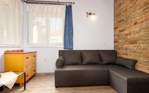 Violette: Bord, Møbel, Ejendom, Træ, Indretning, Belysning, Couch, Arkitektur, Gulvbelægning, Stue