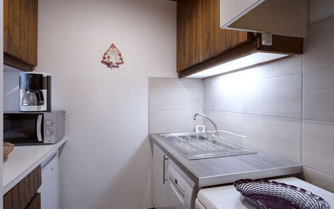 Le Bionnassay: Ejendom, Cabinetry, Bygning, Hvid, Håndvask, Komfur, Køkken, Belysning, Tap, Countertop
