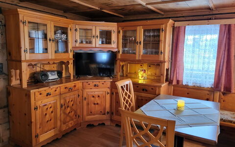 Stark: Cabinetry, Møbel, Vindue, Træ, Skuffe, Indretning, Bygning, Television, Bord, Arkitektur