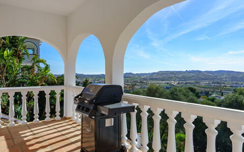 Villa Mimosa: Himmel, Ejendom, Sky, Veranda, Bygning, Arkitektur, Skygge, Træ, Line, Hegn
