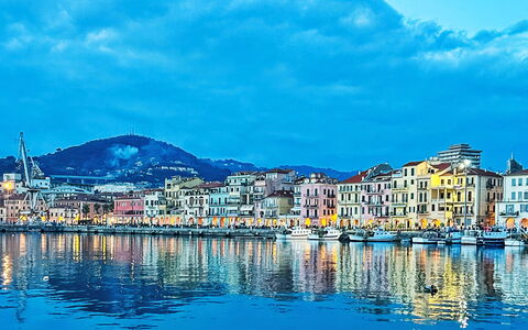 Imperia 388: Blå, Vand, Krop Af Vand, City, Horisont, Vandvej, Sommer, Kanal, Coastal Og Oceaniske Landskabsformer, Båd