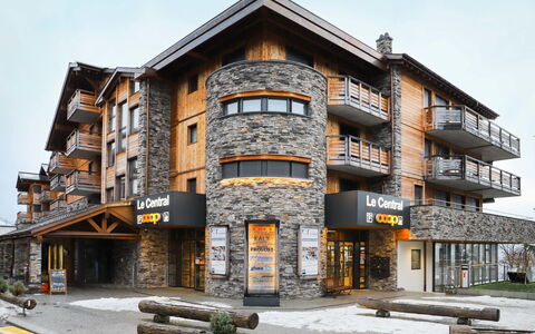 Villars 102: Sky, Himmel, Bygning, Bordservice, Azure, Plante, Stol, Bord, Ejerlejlighed, Veranda