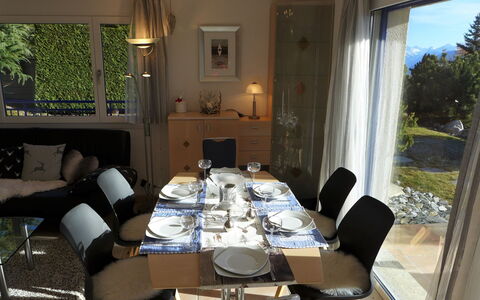 Maison N°35: Bord, Møbel, Ejendom, Stol, Skygge, Belysning, Indretning, Gardin, Bygning, Stue