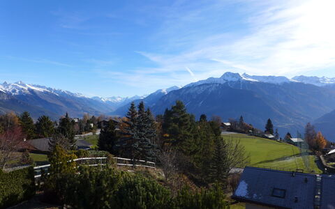 Maison N°35: Sky, Himmel, Bygning, Bordservice, Azure, Plante, Stol, Bord, Ejerlejlighed, Veranda