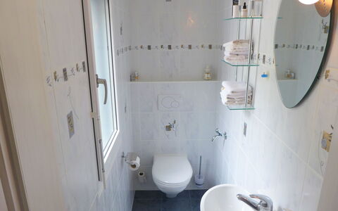 Maison N°35: Sanitærarmatur, Ejendom, Spejl, Håndvask, Badeværelsesvask, Badeværelse, Tap, Toilet, Indretning, Hus