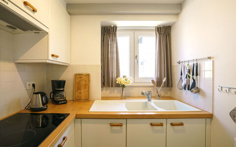 La Petite Iroise: Cabinetry, Køkkenvask, Håndvask, Ejendom, Countertop, Tap, Sanitærarmatur, Vindue, Træ, Indretning