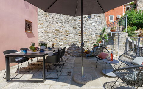 Negri: Sky, Himmel, Bygning, Bordservice, Azure, Plante, Stol, Bord, Ejerlejlighed, Veranda