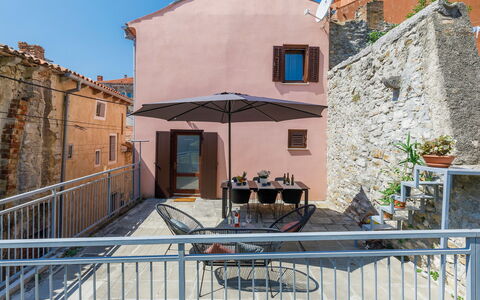 Negri: Sky, Himmel, Bygning, Bordservice, Azure, Plante, Stol, Bord, Ejerlejlighed, Veranda