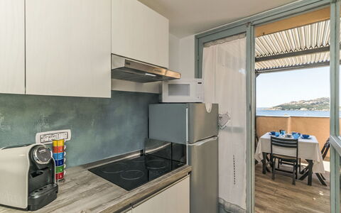 Baia Blu: Lejlighed, Større Bandage, Køkken, Bejdse, Hårdttræ, Cabinetry, Aluminium, Altan, Countertop, Køkken Apparat