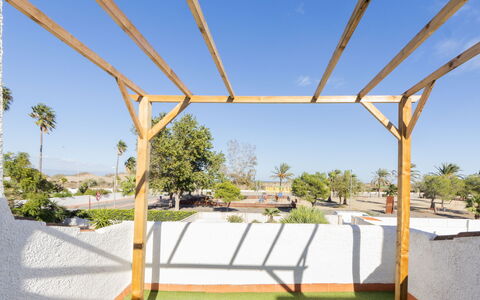 Silvia: Skygge, Have, Landscaping, Bejdse, Pergola, Udendørs Struktur, Eco Hotel, Hårdttræ, Dagslys, Tømmer