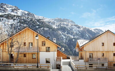 Vaujany 105: Himmel, Sne, Bygning, Vindue, Hældning, Fryser, Hus, Geologiske Fænomen, Urban Design, Vinter