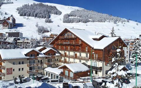 Les Deux Alpes 310: Himmel, Sne, Bygning, Vindue, Hældning, Fryser, Hus, Geologiske Fænomen, Urban Design, Vinter