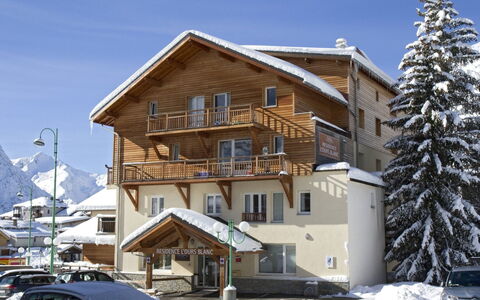 Les Deux Alpes 310: Himmel, Sne, Bygning, Vindue, Hældning, Fryser, Hus, Geologiske Fænomen, Urban Design, Vinter