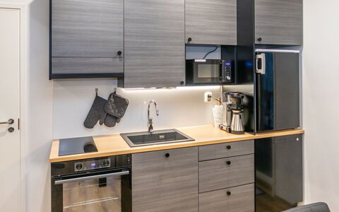 Saukonpesä B: Køkken, Køkken Apparat, Møbel, Countertop, Træ, Større Bandage, Cabinetry, Indretning, Husholdningsapparat, Gulvbelægning