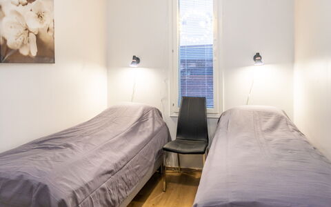 Saukonpesä B: Etage, Gulvbelægning, Trægulve, Møbel, Indretning, Soveværelse, Seng, Sengetøj, Værelse, Loft