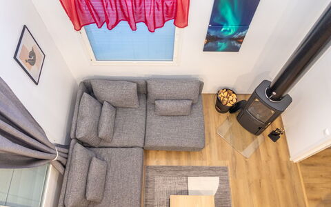 Saukonpesä B: Møbel, Træ, Gulvbelægning, Etage, Indretning, Couch, Stue, Værelse, Belysning, Hjem