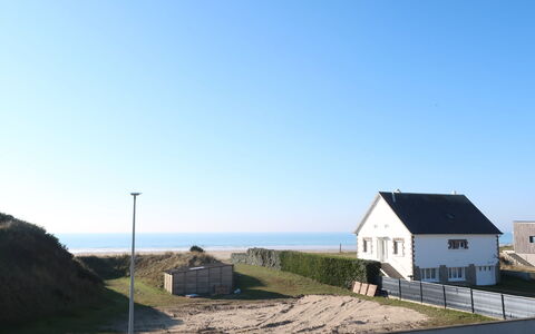 La Plage: Himmel, Vindue, Bygning, Plante, Træ, Land Lot, Græs, Facade, Landskab, Tag