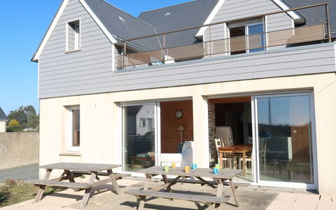 La Plage: Himmel, Vindue, Bygning, Plante, Træ, Land Lot, Græs, Facade, Landskab, Tag