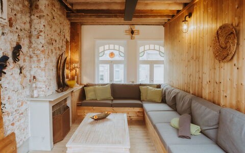 Historical and Spacious Villa Anaïs: Møbel, Ejendom, Bord, Couch, Træ, Belysning, Indretning, Arkitektur, Bygning, Stue