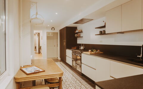 Historical and Spacious Villa Anaïs: Cabinetry, Møbel, Ejendom, Countertop, Bord, Bygning, Håndvask, Træ, Køkken, Stol