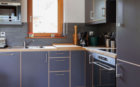 Ryad C: Køkken, Køkken Apparat, Cabinetry, Countertop, Møbel, Gulvbelægning, Større Bandage, Træ, Indretning, Husholdningsapparat