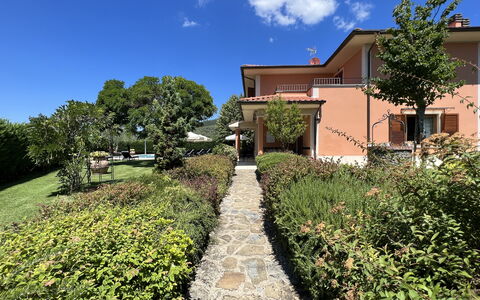 Villino Setteponti: Himmel, Plante, Sky, Ejendom, Bygning, Vindue, Træ, Land Lot, Arkitektur, Hus