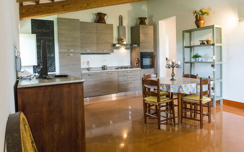 Villa Tavernacce: Countertop, Ejendom, Cabinetry, Bord, Møbel, Træ, Køkken, Indretning, Køkken Apparat, Stol