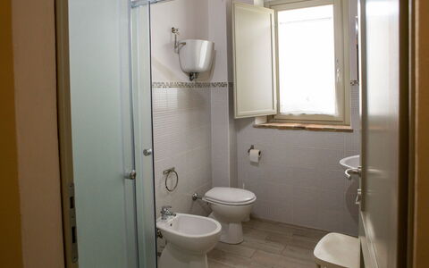 Villa Tavernacce: Ejendom, Sanitærarmatur, Vindue, Bygning, Badeværelse, Purple, Toiletbræt, Indretning, Toilet