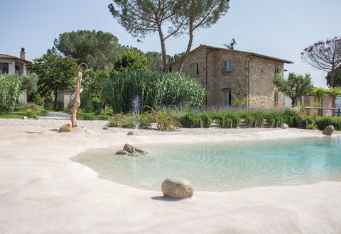 Villa Tavernacce: Vand, Himmel, Plante, Bygning, Vandressourcer, Vindue, Træ, Azure, Hus, Arecales