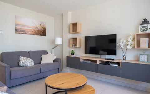 Blankenberge 810: Møbel, Indretning, Gulvbelægning, Værelse, Stue, Television, Etage, Belysning, Couch, Loft