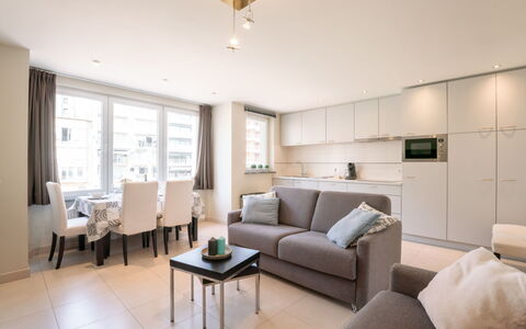 Blankenberge 810: Couch, Møbel, Ejendom, Bord, Billedramme, Vindue, Komfort, Belysning, Bygning, Indretning
