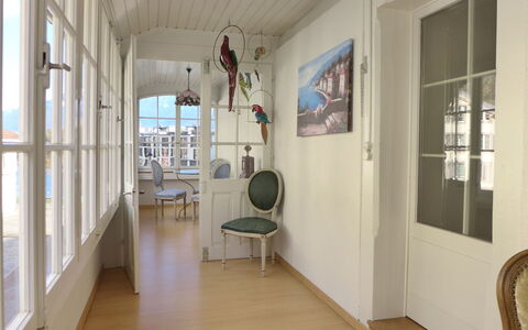 Bieri-Haus: Himmel, Bygning, Plante, Vindue, Træ, Urban Design, Boligområde, Asfalt, Hjul, Vejbelægning