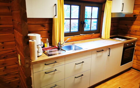 Martina: Cabinetry, Ejendom, Countertop, Køkkenvask, Håndvask, Vindue, Tap, Skuffe, Træ, Sanitærarmatur