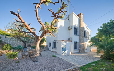 Villa Carmen: Himmel, Bygning, Plante, Vindue, Træ, Urban Design, Boligområde, Asfalt, Hjul, Vejbelægning